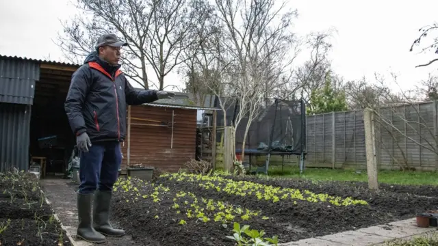 黃如榮的鄰居見他把家中後院改造成農地後,受他感染,決定把兩家圍欄拆掉,讓他也把後園部分位置改成農地。