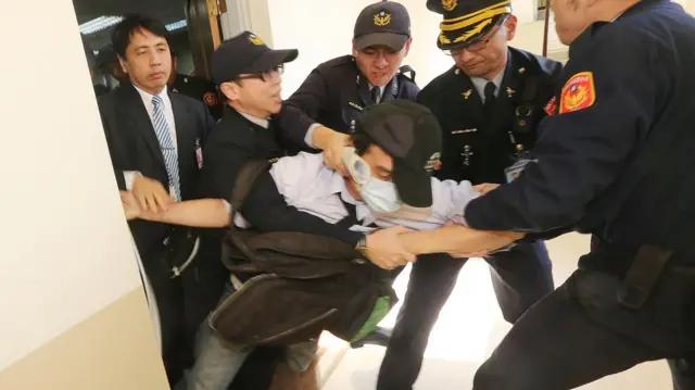 警察與闖入立法院的示威者拉扯（台灣中央社圖片26/12/2016）