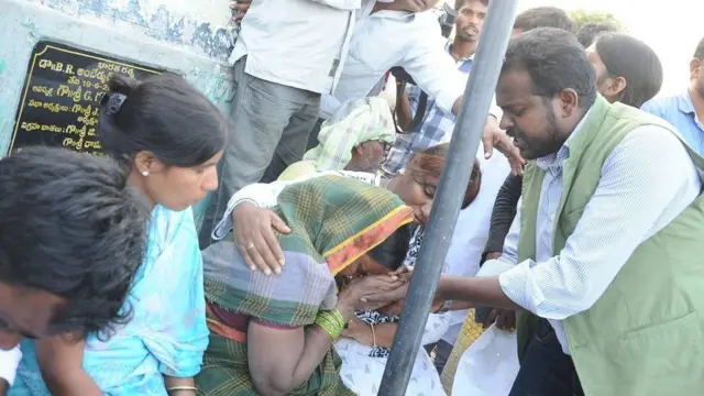 ప్రజా సంఘాల నేతల వద్ద బాధితుల కుటుంబ సభ్యుల రోదన