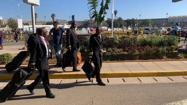 Baadhi ya wahudumu wa ndege pia walijipata katika mgomo huo.