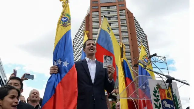 O líder oposicionista Juan Guaidó, que segura bandeira da venezueka, se proclamou o novo presidente interino do país durante protestoscadastrar conta na betanomilhares contra o governocadastrar conta na betanoNicolás Maduro