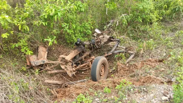धमाके में गाड़ी के परखच्चे उड़ गए