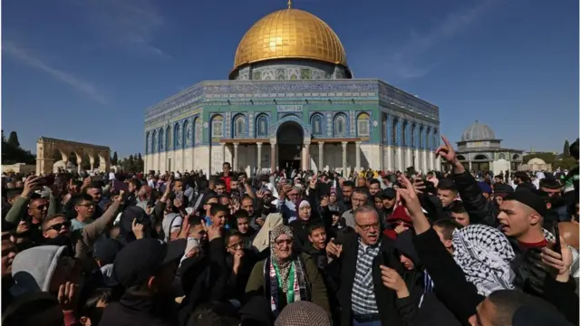 शुक्रवार की नमाज़ के बाद अल-अक़्सा मस्जिद परिसर में इसराइल के ख़िलाफ़ प्रदर्शन करते फ़लस्तीनी