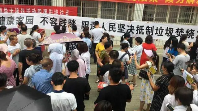 阳逻抗议群众打出的标语