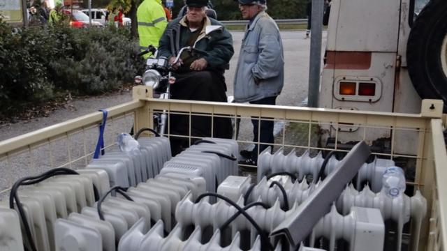 Pemanas portabel dibawa ke lokasi di Italia yang habis terkena gempa.