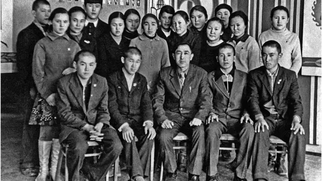 Жээнбековдун мугалим кези -Өзгон районундагы Ленин орто мектебинин мугалимдер жамааты. (С.Жээнбеков оңдон экинчи).