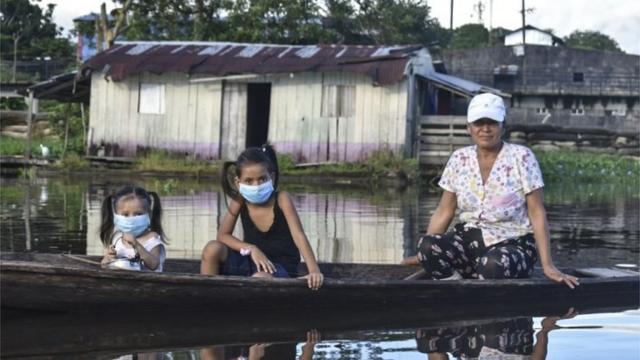 Meninas com a mãecomo funciona aposta em jogos de futebolbarcocomo funciona aposta em jogos de futebolLetícia