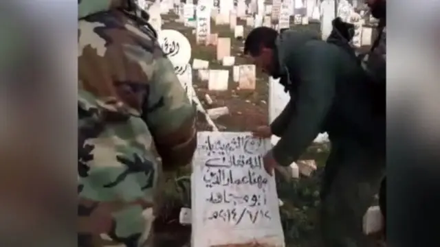 Асад аскарлари исёнкор қўмондоннинг қабрини оёқ ости қилишиб, ўзларини филмга олишган.