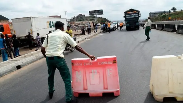 Daya daga cikin jami'an kiyaye hadura na jihar Ogun ke kokarin toshe hanyar da za ta shiga Legas a daidai iyakar da ke tsakanin jihar ta Ogun da Legas.