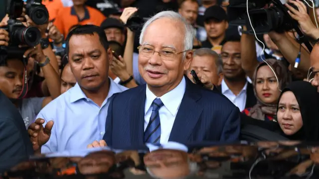 纳吉布(中)出庭后离开吉隆坡大使路法庭(12/12/2018)