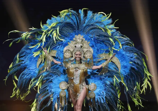 ထူးခြား ဆန်းပြား ဝတ်စုံနဲ့ ပနားမား အလှမယ်