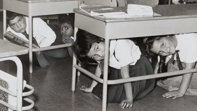 Дети в бруклинской школе во время учебной ядерной тревоги. 1962 год