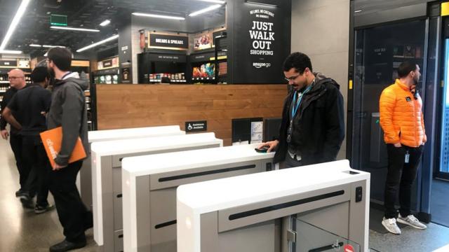 在目前在美國27個開業並運營的Amazon Go實體商店中，人們可以在無需與人類或工作人員互動的情況下購物。