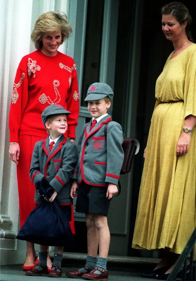 Принц Уильям (справа) и принц Гарри с мамой, принцессой Дианой (на фото - слева)