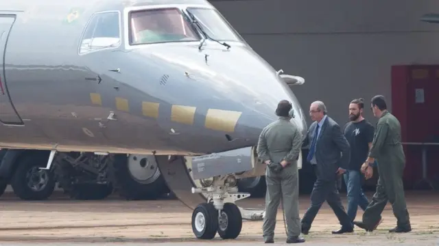 Cunha ao embarcar para Curitiba