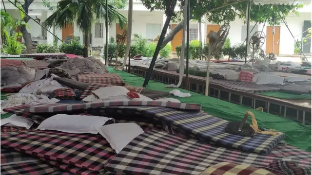 कांग्रेस कार्यालय में कार्यकर्ताओं के लिए बिछे बिस्तर
