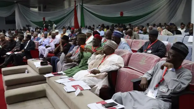 Awọn lẹnulọrọ joko nibi apero ọrọ abo to nlọ lọwọ