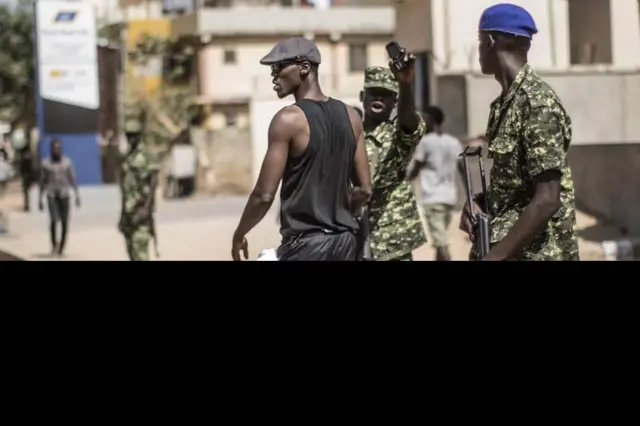 Ciidammada Gambia waxaa laga qiyaasaa tira haan 900 oo askeri oo kali ah