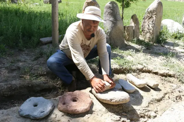 Археолог окумуштуу Кубат Табалдиев быйыл Кочкор өрөөнүнөн болжолу XVII кылымга таандык турак-үйдүн ордун тапты.