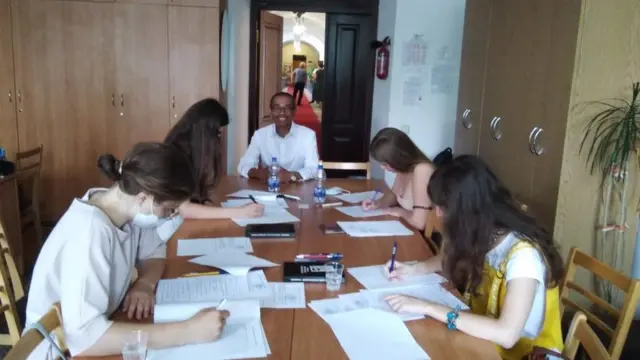 Prabowo bersama para mahasiswanya.