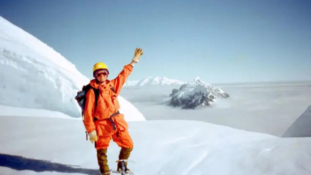 Вище хмар - по дорозі на пік Скота над проливом Лемайєр. Світлана Краковська має перший розряд з альпінізму й водила групи на гори у районі станції