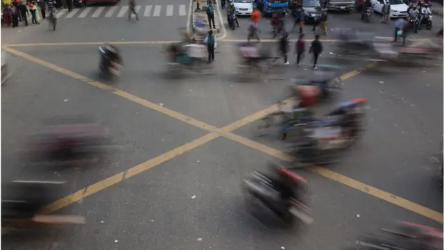 নতুন আইন মানতে নারাজ চালকরা।