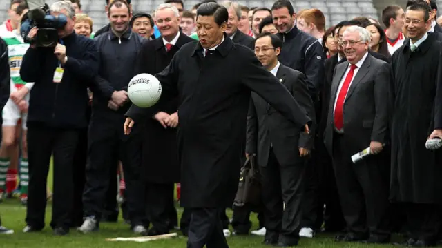 O presidente Xi Jinping chutando uma bola durante visita a Dublinsaque bet365 valor minimo2012