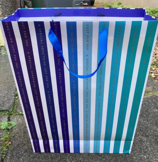 "ถุงของขวัญ" ที่มีคนนำไปวางที่หน้าบ้านนายมาร์แชล