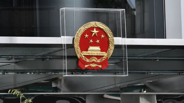 中联办大楼前的国徽