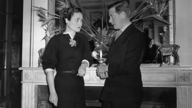 Герцог и герцогиня у камина в своей вилле на юне Франции