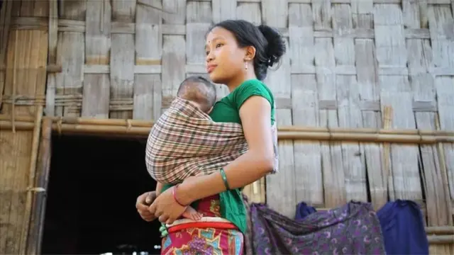 পার্বত্য জেলা বান্দরবানে বাচ্চা কোলে এক উপজাতীয় নারী। (ফাইল ফটো) সম্প্রতি কয়েকটি সহিংসতার ঘটনার পর পার্বত্য এলাকায় শান্তি নিয়ে নতুন করে উদ্বেগ তৈরি হয়েছে