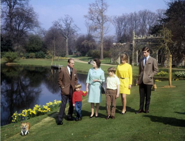 A Rainha, Philip e seus quatro filhos