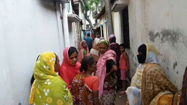 এলাকার হতবিহ্বল বাসিন্দারা পাড়ায় জটলা করে আছেন