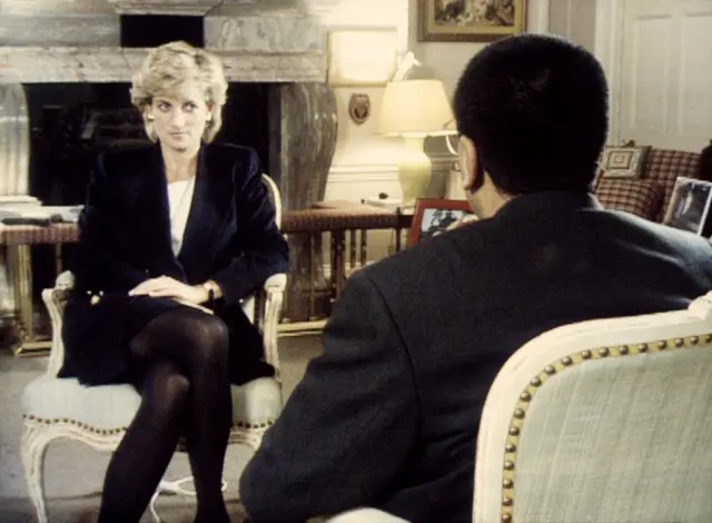 Princess Diana siddon for chair dey tok to Martin Bashir
