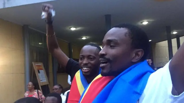 Fred Bauma, Yves Makwambala sont portés en triomphe par leurs proches, à la sortie de l'audience à la Cour suprême