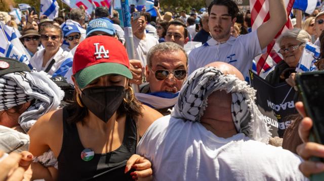 Confronto de manifestantes pró e anti-Israel no campus da UCLA em Los Angeles em 28 de abril de 2024