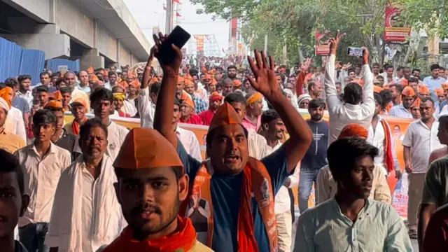 पटना में मोदी के रोड शो को देखने पहुँचे बीजेपी समर्थक