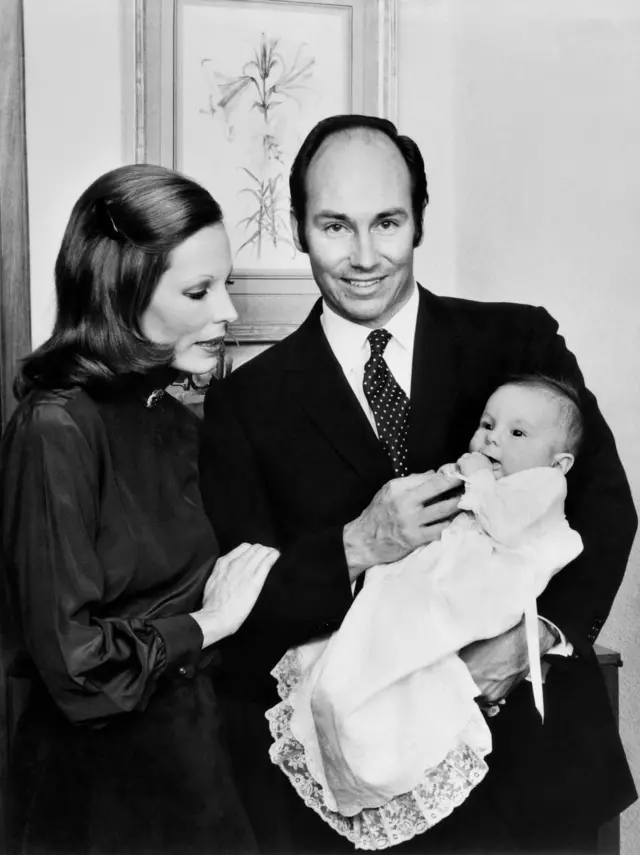 صورة نُشرت في 9 شباط/فبراير 1972 تظهر كريم آغا خان الرابع وزوجته سارة كروكر بول، المعروفة باسم بيغوم سليمة آغا خان، وهما يحملان طفلهما رحيم آغا خان، المولود في 12 تشرين الأول/أكتوبر 1971 في جنيف.