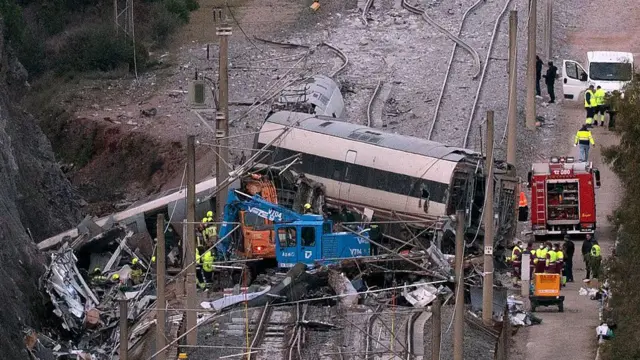 Экстренные службы и следователи работают на месте столкновения высокоскоростных поездов, в результате которого погибли по меньшей мере 42 человека, в Адамусе, на юге Испании, 20 января 2026 года.
