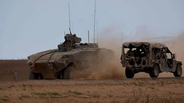 Gazze'nin kuzey sınırındaki tellerin yanında ilerleyen İsrail tankları. 