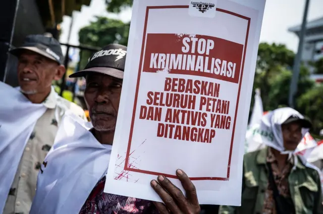 Petani yang tergabung dalam Konsorsium Pembaruan Agraria (KPA) Jawa Tengah membawa poster saat berunjuk rasa peringatan Hari Tani Nasional di depan Kantor Gubernur Jawa Tengah, Semarang, Jawa Tengah, Rabu (24/9/2025).