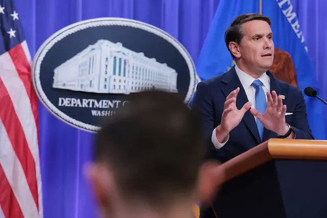 امریکہ کے نائب اٹارنی جنرل ٹوڈ بلانچ محکمہ انصاف میں پریس کانفرنس کر رہے ہیں