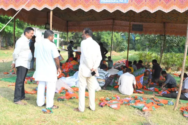 ప్రధాని సభకు బీజేపీ ఏర్పాట్లు