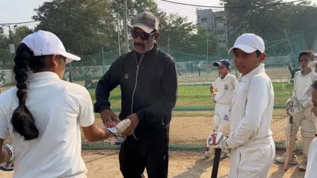 सचिनचे प्रशिक्षक अझहर शेख मुला-मुलींना सरावादरम्यान मार्गदर्शन करताना.