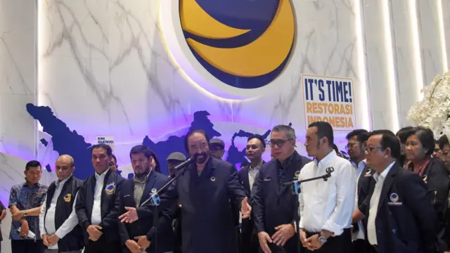 Ketua Umum Partai NasDem Surya Paloh (tengah) didampingi jajaran pengurus partai memberikan keterangan pers pascapenahanan Sekjen Partai NasDem yang juga Menkominfo Johnny G. Plate oleh Kejaksaan Agung, di NasDem Tower