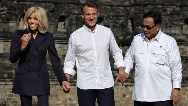 Presiden Prancis, Emmanuel Macron (tengah); istrinya, Brigitte Macron (kiri); dan Presiden Indonesia, Prabowo Subianto (kanan) berpose di depan Candi Borobudur, pada 29 Mei 2025.
