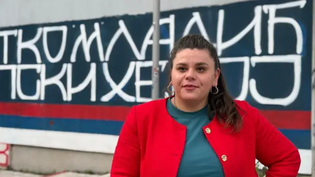 Marijana ispred grafita 'Ratko Mladić srpski heroj' u Istočnom Sarajevu