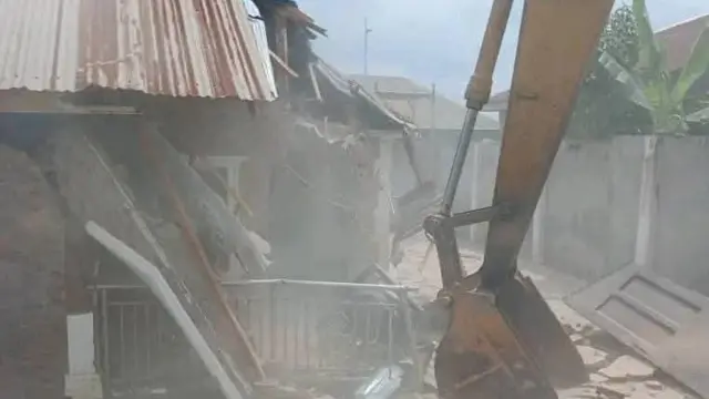 Ile ti katakata wa niwaju rẹ, wọn ti wo awọn ibikan palẹ niwaju rẹ