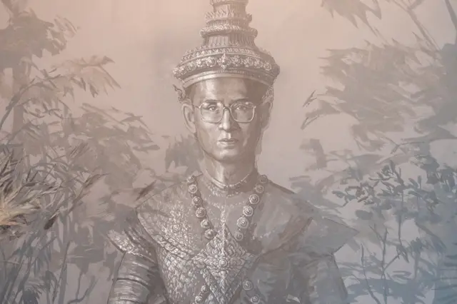 ผลงานศิลปะเกี่ยวกับในหลวงรัชกาลที่ 9 มีอยู่ทั่วหอศิลป์ฯ ของปรีชา﻿