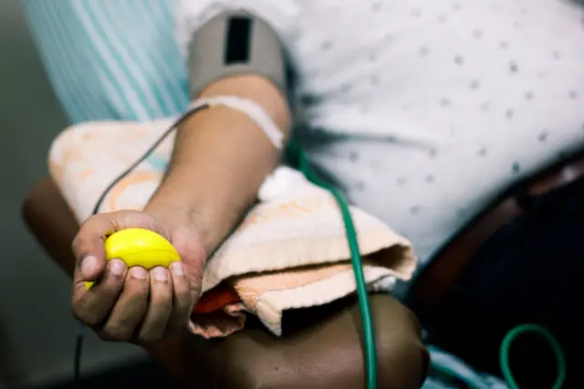 ரத்த தான உரிமை கோரும் திருநங்கை, தன்பாலின சமூகத்தினர் - தடை இருப்பது ஏன்? என்ன பிரச்னை?